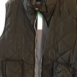Women’s light weight quilted zip up vest